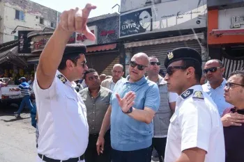 محافظ الإسكندرية يجري جولة مفاجئة بسوق باكوس  ويتفقد أعمال رصف شارع القومية العربية
