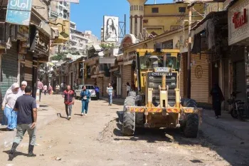 محافظ الإسكندرية يجري جولة مفاجئة بسوق باكوس  ويتفقد أعمال رصف شارع القومية العربية