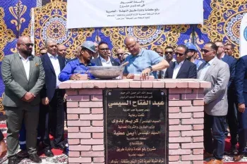 محافظ الإسكندرية يضع حجر الأساس لمشروع رفع كفاءة وإنارة طريق النهضة بالعامرية بطول 5.2 كم