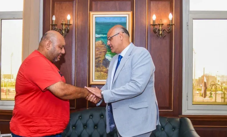 محافظ الإسكندرية يكرم أسرة الشاب زياد تقديرًا لموقفه البطولي وتضحيته لإنقاذ 6 أشخاص من الغرق