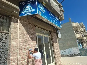محافظة الإسكندرية وضع الملصقات التنبيهية والمرور الميداني للتأكيد على الالتزام بالقرار وتجنب المخالفة والغرامة