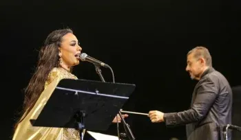 مروة ناجي تتألق علي خشبة المسرح المكشوف بمكتبة الإسكندرية