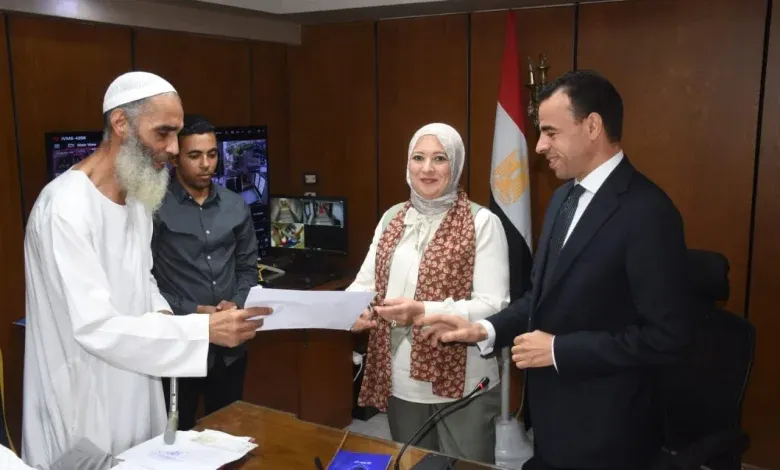 نائب المحافظ توفير 11 فرص عمل بينها 6 فرص لذوي الهمم وتسليم 3 عقود عمل فورية خلال اللقاء