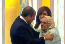 نموذج للإرادة.. السيسي يكرم آمال إسماعيل لحصولها على الدكتوراه في الـ83