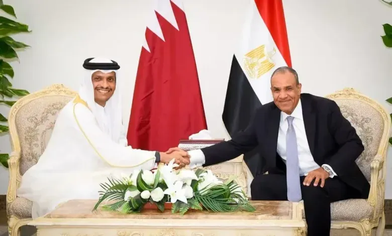 وزير الخارجية يبحث مع رئيس مجلس الوزراء وزير خارجية دولة قطر الشقيقة تعزيز العلاقات الثنائية.