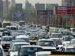 كثافات مرورية بشوارع ومحاور القاهرة والجيزة خلال ساعات الذروة الصباحية ليوم الأحد