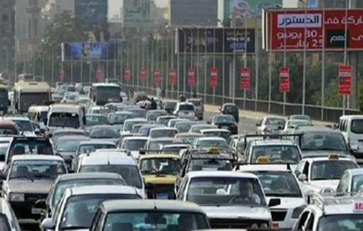 كثافات مرورية بشوارع ومحاور القاهرة والجيزة خلال ساعات الذروة الصباحية ليوم الأحد