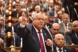 صباح الخير الشهابي: جلسة تأجيل «الإجراءات الجنائية» تفتح سؤالًا أكبر.. أين كان «بيت الخبرة المصرية»؟ أكد النائب ناجي الشهابي، رئيس حزب الجيل الديمقراطي، عضو مجلس الشيوخ، أن الدعوة إلى عقد جلسة طارئة لمجلس النواب اليوم 30 سبتمبر 2026، لمناقشة تأجيل بدء تطبيق قانون الإجراءات الجنائية لمدة عام، تستحق التوقف أمامها طويلًا، ليس فقط من زاوية التأجيل، وإنما من زاوية المسار التشريعي الذي أوصلنا إلى هذه اللحظة. وقال الشهابي إن السؤال الأهم ليس ما إذا كان تأجيل التطبيق جائزًا أو مطلوبًا، وإنما: كيف وصلنا إلى اليوم السابق لبدء تطبيق القانون لنكتشف أننا نحتاج إلى عام إضافي؟ خاصة أن القانون صدر بالفعل، وكان مقررًا أن يبدأ العمل به في الأول من أكتوبر 2026. وأوضح رئيس حزب الجيل أن قانون الإجراءات الجنائية لم يصدر بصورة مفاجئة، وإنما مر بمراحل تشريعية طويلة، حيث ناقشه مجلس النواب وأقره، ثم اعترض رئيس الجمهورية على ثماني مواد منه، وأعيدت مناقشة المواد محل الاعتراض ومعالجة أسباب الاعتراض، قبل إقرار القانون في صورته النهائية وصدوره ونشره رسميًا، مع تحديد فترة زمنية قبل بدء تطبيقه لإتاحة الاستعداد اللازم. وأضاف الشهابي: «إذا كان القانون قد مر بكل هذه المراحل، وإذا كانت المواد محل الاعتراض قد أعيدت دراستها، وإذا كانت هناك فترة زمنية محددة للاستعداد للتطبيق، فلماذا نصل قبل ساعات من موعد النفاذ إلى الحاجة لتأجيله عامًا كاملًا؟» وشدد على أن طرح هذا السؤال لا يعني رفض التأجيل إذا كانت هناك بالفعل أسباب موضوعية تحول دون التطبيق السليم، وإنما يعني أن التأجيل يجب أن يكون فرصة حقيقية لاستكمال الجاهزية ومعالجة أوجه القصور، وليس مجرد ترحيل لموعد النفاذ من أكتوبر 2026 إلى أكتوبر 2027. الشهابي: أين كان مجلس الشيوخ «بيت الخبرة المصرية»؟ وانتقل الشهابي إلى نقطة وصفها بأنها تستحق نقاشًا جادًا، قائلًا إن مشروع قانون الإجراءات الجنائية لم يُحال إلى مجلس الشيوخ لممارسة دوره الدستوري في إبداء الرأي فيه، مع التأكيد على أن ممثلين عن مجلس الشيوخ شاركوا بالفعل ضمن الأطراف والخبرات التي استمع إليها مجلس النواب خلال مراحل مناقشة المشروع. وأكد الشهابي أن حديثه لا يعني وجود إلزام دستوري بعرض كل القوانين على مجلس الشيوخ، فالدستور حدد في المادة 249 الموضوعات التي يؤخذ رأي المجلس فيها، لكن السؤال الذي يستحق أن نطرحه هو: لماذا لا نستفيد بصورة أوسع من مجلس الشيوخ، باعتباره أحد بيوت الخبرة الوطنية، في القوانين الكبرى التي تمس حقوق المواطنين وحرياتهم، حتى في الحالات التي لا يكون فيها أخذ رأيه إلزاميًا دستوريًا؟ وقال رئيس حزب الجيل إن وجود مجلس الشيوخ ليس إضافة شكلية إلى البناء البرلماني، وإنما يمثل فرصة للاستفادة من الخبرات القانونية والقضائية والأكاديمية والسياسية والمهنية الموجودة به، مؤكدًا أن تعدد زوايا النظر في التشريعات الكبرى يمكن أن يساعد على اكتشاف مواطن القصور وصعوبات التطبيق قبل أن يصبح القانون واقعًا ملزمًا للجميع. وأضاف: «أنا لا أقول إن إحالة القانون إلى مجلس الشيوخ كانت ستمنع بالضرورة ما يحدث اليوم، فهذا لا يمكن الجزم به، لكنني أقول إن توسيع دائرة الدراسة المؤسسية في القوانين الكبرى، والاستفادة من الخبرات المتراكمة داخل المجلس، كان يمكن أن يمثل قيمة مضافة لجودة التشريع والاستعداد لتطبيقه». «الإجراءات الجنائية» ليس قانونًا عاديًا وشدد الشهابي على أن قانون الإجراءات الجنائية كان يستحق أكبر قدر ممكن من الدراسة والتدقيق، لأنه ليس قانونًا عاديًا، وإنما هو ـ بحسب تعبيره ـ «الدستور الثاني للبلاد في مجال العدالة الجنائية»، باعتباره ينظم علاقة المواطن بسلطات الضبط والتحقيق والاتهام والمحاكمة، ويحدد ضمانات الحرية الشخصية وحق الدفاع وسلامة الإجراءات. وأكد أن قوة الدولة لا تتعارض مع قوة ضمانات العدالة، وأن حماية حقوق المواطنين ليست عائقًا أمام تحقيق العدالة الناجزة، وإنما جزء أصيل منها. التأجيل يجب أن يكون عامًا للعمل لا مجرد إرجاء وطالب رئيس حزب الجيل، في حال إقرار التأجيل، بأن يتحول العام الإضافي إلى عام عمل حقيقي، يتضمن دراسة الأثر التشريعي والعملي للقانون، والاستماع إلى القضاة وأعضاء النيابة والمحامين وأساتذة القانون، والاستفادة من خبرات مجلس الشيوخ، إلى جانب استكمال البنية التكنولوجية والتدريبية اللازمة للتطبيق. ودعا إلى مراجعة كل نص يثبت التطبيق العملي حاجته إلى مزيد من الضبط، وبصفة خاصة ما يتعلق بحق الدفاع، والحبس والإجراءات المقيدة للحرية، والتفتيش ودخول المساكن، والإجراءات والإعلانات الإلكترونية، والتقاضي عن بُعد، بما يضمن وضوح النصوص وقابليتها للتنفيذ ويحافظ في الوقت نفسه على الضمانات الدستورية للمواطنين. وحذر الشهابي من أن يتحول التأجيل إلى مجرد تأجيل للمشكلة، قائلًا: «لا نريد أن نصل إلى سبتمبر 2027 لنجد أنفسنا أمام جلسة طارئة جديدة نقرر فيها أننا نحتاج إلى عام آخر». الشهابي: نحتاج إلى تكامل مجلسي النواب والشيوخ لا إلى منافسة بينهما وأكد رئيس حزب الجيل أن القضية لا تتعلق بالانتقاص من الاختصاص الأصيل لمجلس النواب، وإنما بتعظيم الاستفادة من مؤسسات الدولة الدستورية. وقال: «مجلس النواب هو صاحب الاختصاص التشريعي الأصيل في إصدار القوانين، ولا خلاف على ذلك، لكن وجود مجلس الشيوخ يجب أن يعني شيئًا. نحن في حاجة إلى تكامل المجلسين، لا إلى منافسة بينهما؛ فمجلس النواب يشرّع، ومجلس الشيوخ يستطيع أن يضيف بخبراته ورؤيته ودراسته ما يسهم في رفع جودة التشريع». وأشار الشهابي إلى أن إعادة إنشاء مجلس الشيوخ في الدستور تقتضي تفعيل دوره والاستفادة من قدراته وخبراته، وعدم الاكتفاء بمجرد وجوده كمؤسسة دستورية. واختتم رئيس حزب الجيل تصريحه بالتأكيد على أن قضية قانون الإجراءات الجنائية ليست قضية موعد للتطبيق فقط، وإنما قضية جودة التشريع، وطريقة صناعته، ومدى جاهزية الدولة لتنفيذه، قائلًا: «نحن لا نريد قانونًا يدخل حيز التنفيذ لمجرد أن موعده قد حان، وإنما نريد قانونًا عندما يبدأ تطبيقه يكون محكم النصوص، مكتمل الجاهزية، وقادرًا على تحقيق العدالة وحماية الحقوق في آن واحد. فقانون الإجراءات الجنائية هو بمثابة الدستور الثاني للبلاد في مجال العدالة الجنائية، ولذلك فإن مراجعته والاستعداد لتطبيقه يجب أن يكونا على قدر هذه المسؤولية».