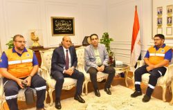 محافظ أسيوط يكرم 3 من العاملين بهيئة الإسعاف لأمانتهم .