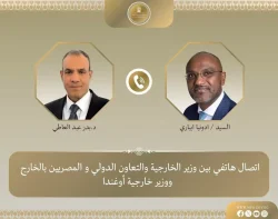 إتصال هاتفي بين وزير الخارجية ونظيره الأوغندي لبحث سبل تعزيز العلاقات الثنائية. إتصال هاتفي بين وزير الخارجية ونظيره الأوغندي لبحث سبل تعزيز العلاقات الثنائية. أجرى د. بدر عبد العاطي، وزير الخارجية والتعاون الدولي والمصريين بالخارج، اتصال هاتفي بالسيد أدونيا ايباري، وزير خارجية جمهورية أوغندا الجديد، اليوم الثلاثاء الأول من سبتمبر، لبحث سبل تعزيز العلاقات الثنائية وتنسيق المواقف إزاء القضايا ذات الاهتمام المشترك. قدم الوزير عبد العاطي التهنئة لنظيره الأوغندي على توليه مهام منصبه، معرباً عن التطلع لمواصلة التنسيق والتشاور لتعزيز التعاون السياسي والاقتصادي في ظل العلاقات التاريخية بين البلدين، والبناء على نتائج الزيارة الأخيرة للسيد رئيس الجمهورية إلى كمبالا في مايو ٢٠٢٦، لدفع التعاون لآفاق ارحب لاسيما في قطاعات البنية التحتية والطاقة وانشاء السدود والتعدين والزراعة وإدارة الموارد المائية والصناعات الدوائية، موجهاً الدعوة لمجتمع الأعمال والشركات الأوغندية للمشاركة في منتدى العلمين أفريقيا للأعمال المقرر عقده على هامش قمة منتصف العام التنسيقية للاتحاد الأفريقي خلال الفترة ٢- ٤ أكتوبر ٢٠٢٦ في مدينة العلمين. كما تبادل الوزيران الرؤى حول سبل تعزيز السلم والأمن والتنمية بالقارة الأفريقية، لاسيما في حوض نهر النيل والقرن الأفريقي والبحيرات العظمي، واتفق الجانبان على تعزيز التنسيق في الإطار الثنائي ومتعدد الأطراف، بما يخدم المصالح المشتركة ويسهم في دعم الاستقرار والتنمية في القارة الأفريقية، وأكد الوزير عبد العاطي أهمية التعاون والتكامل في نهر النيل لتحقيق المنفعة المشتركة والمصالح المتبادلة وفقا للقانون الدولي، والتمسك بروح التوافق والأخوة بين دولنا الشقيقة لاستعادة الشمولية ورفض الإجراءات الأحادية. ووجه وزير الخارجية الدعوة لنظيره الأوغندي للمشاركة في النسخة السادسة لمنتدى أسوان للسلام والتنمية المستدامين المقرر عقدها في نوفمبر القادم. إتصال هاتفي بين وزير الخارجية ونظيره الأوغندي لبحث سبل تعزيز العلاقات الثنائية.