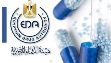 إدراج معامل هيئة الدواء المصرية ضمن قائمة منظمة الصحة العالمية لمختبرات ضبط جودة الأدوية. إدراج معامل هيئة الدواء المصرية ضمن قائمة منظمة الصحة العالمية لمختبرات ضبط جودة الأدوية. أعلنت هيئة الدواء المصرية عن إدراج معاملها ضمن قائمة مختبرات ضبط جودة الأدوية المؤهلة مسبقًا من جانب منظمة الصحة العالمية، في خطوة تعكس مستوى التطور الذي وصلت إليه منظومة الرقابة الدوائية في مصر. ويأتي هذا الإدراج بعد استيفاء المعامل للمتطلبات والمعايير الدولية المتعلقة بكفاءة معامل ضبط جودة الأدوية، بما يعزز قدرتها على إجراء الاختبارات والتحاليل اللازمة للتأكد من جودة ومأمونية المستحضرات الدوائية. وأكدت الهيئة أن هذا الإنجاز يمثل دعمًا لجهود الدولة في تطوير منظومة الدواء، ورفع كفاءة معامل الرقابة، بما يسهم في تعزيز الثقة في المستحضرات الدوائية المتداولة داخل الأسواق. كما يعكس اعتماد المعامل وفقًا للمعايير الدولية تطور البنية الرقابية لقطاع الدواء المصري، ويدعم توجه الهيئة نحو تطبيق أفضل الممارسات العالمية في مجال فحص وتحليل المستحضرات الدوائية. وتواصل هيئة الدواء المصرية العمل على تطوير منظومة الرقابة والجودة، بما يضمن توفير أدوية مطابقة للمواصفات والمعايير المطلوبة، وحماية صحة المواطنين. إدراج معامل هيئة الدواء المصرية ضمن قائمة منظمة الصحة العالمية لمختبرات ضبط جودة الأدوية.