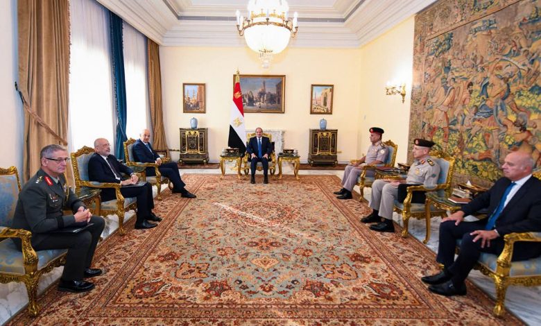 إستقبل الرئيس السيسي، اليوم، السيد نيكولاوس دندياس وزير الدفاع الوطني للجمهورية اليونانية.