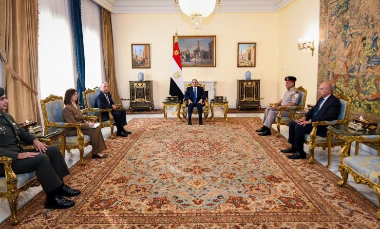إستقبل السيد الرئيس عبد الفتاح السيسي، اليوم، السيد فاسيليس بالماس وزير الدفاع بجمهورية قبرص.