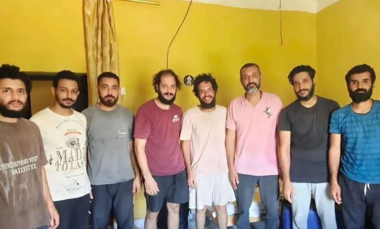 الإفراج عن البحارة المصريين المختطفين على متن سفينة في الصومال.