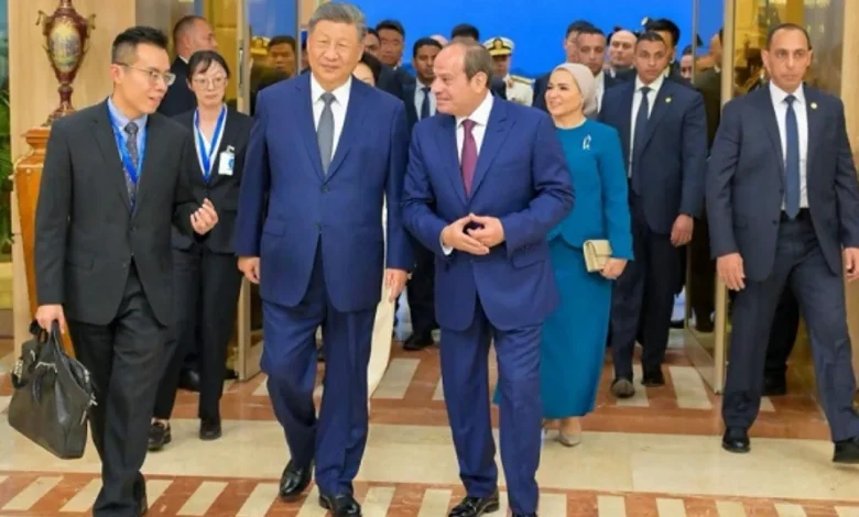الرئيس السيسى وقرينته يصطحبان رئيس الصين وزوجته فى جولة بالمتحف المصرى الكبير.