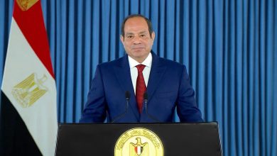 الرئيس السيسي يصدر قرارًا جمهوريًا بتعيينات وتعديلات واسعة في الهيئة القضائية والنيابة العامة. الأحد 13/سبتمبر/2026 الرئيس السيسي يصدر قرارًا جمهوريًا بتعيينات وتعديلات واسعة في الهيئة القضائية والنيابة العامة. أصدر الرئيس عبد الفتاح السيسي، قرارا جمهوريا بشأن تعيين عدد من رؤساء المحاكم والنيابة العامة، ونقل عدد من الرؤساء إلى المحاكم الابتدائية، وذلك بعد موافقات مجلس القضاء الأعلى وبناءً على ما عرضه وزير العدل. قرار رقم 370 لسنة 2026 حمل القرار الجمهوري الذي نشر فى الجريدة الرسمية، اليوم الأحد، رقم 370 لسنة 2026، ونص القرار على أن يُعين محمد إبراهيم محمد الجرجاوي، الرئيس من الفئة (أ) بمحكمة كفر الشيخ الابتدائية، رئيسًا من الفئة (أ) بالنيابة العامة لدى محكمة النقض، اعتبارًا من 15 /4 /2025. كما نص القرار على تعيين أحمد إسماعيل عبد السميع محمد إسماعيل، الرئيس من الفئة (أ) بمحكمة شمال الزقازيق الابتدائية، رئيسًا من الفئة (أ) بالنيابة العامة لدى محكمة النقض، اعتبارًا من 12/1/2025. وتضمن القرار أيضًا تعيين عبد الله محمد محمد أحمد عبد القادر، الرئيس من الفئة (أ) بمحكمة شمال الزقازيق الابتدائية، رئيسًا من الفئة (أ) بالنيابة العامة لدى محكمة النقض، اعتبارًا من 1 /10 /2024. وجاءت المادة الرابعة من القرار متضمنة تعيين عدد من الرؤساء بالنيابة العامة والنيابة العامة لدى محكمة النقض من الفئة (أ)، رؤساء بالمحاكم الابتدائية من الفئة ذاتها. وشملت التعيينات محمد أحمد حامد عثمان، رئيسًا من الفئة (أ)، وكان يعمل بالنيابة العامة، ونُقل إلى محكمة جنوب المنصورة، بأقدمية 242. كما شملت التعيينات محمود فوزي حسن طه، رئيسًا من الفئة (أ)، من النيابة العامة إلى محكمة المنيا، بأقدمية 403. وتضمن القرار تعيين إيهاب محمد عطوة مغاوري، رئيسًا من الفئة (أ)، من النيابة العامة إلى محكمة جنوب بنها، بأقدمية 653. كما تم تعيين إسلام أحمد تاج الدين صقر، رئيسًا من الفئة (أ)، من نيابة النقض إلى محكمة أسوان، بأقدمية 773. وشملت الحركة محمود يونس الصباحي يونس، رئيسًا من الفئة (أ)، من النيابة العامة إلى محكمة الفيوم، بأقدمية 793. وتضمنت التعيينات محمد عبد الله أحمد فهمي، رئيسًا من الفئة (أ)، من النيابة العامة إلى محكمة قنا، بأقدمية 824. كما تم تعيين هاني محمد شريف مصطفى شتا، رئيسًا من الفئة (أ)، من النيابة العامة إلى محكمة شمال الجيزة، بأقدمية 902. وشملت الحركة رامي منير محمد مصطفى الظن، رئيسًا من الفئة (أ)، من النيابة العامة إلى محكمة جنوب دمنهور، بأقدمية 971. كما تم تعيين أماني محمد موسى محمد، رئيسًا من الفئة (أ)، من النيابة العامة إلى محكمة القاهرة الجديدة، بأقدمية 1079. وتضمن القرار تعيين محمود عبد المنعم بدران محمد، رئيسًا من الفئة (أ)، من نيابة النقض إلى محكمة شمال المنصورة، بأقدمية 1093. وشملت التعيينات أحمد حسين أحمد محمد كامل الموجي، رئيسًا من الفئة (أ)، من النيابة العامة إلى محكمة الإسماعيلية، بأقدمية 1187. كما تم تعيين محمد زكريا محمد الجبالي نعمة الله، رئيسًا من الفئة (أ)، من النيابة العامة إلى محكمة جنوب دمنهور، بأقدمية 1194. وتضمنت الحركة تعيين مينا توما يعقوب عبد السيد، رئيسًا من الفئة (أ)، من النيابة العامة إلى محكمة بني سويف، بأقدمية 1413. كما شملت وائل محمد سعيد عبد الجواد، رئيسًا من الفئة (أ)، من النيابة العامة إلى محكمة المنيا، بأقدمية 1578. وتضمن القرار تعيين محمود صالح محمدي أحمد السنوسي، رئيسًا من الفئة (أ)، من النيابة العامة إلى محكمة المنيا، بأقدمية 1635. كما تم تعيين أحمد محمد أحمد محمد راشد، رئيسًا من الفئة (أ)، من النيابة العامة إلى محكمة جنوب المنصورة، بأقدمية 1653. وشملت الحركة أحمد محمود حنفي محمود، رئيسًا من الفئة (أ)، من النيابة العامة إلى محكمة شمال سيناء، بأقدمية 1729. كما تم تعيين مصطفى عوض أحمد عثمان، رئيسًا من الفئة (أ)، من النيابة العامة إلى محكمة سوهاج، بأقدمية 1771. وتضمن القرار تعيين محمد حاتم عبد الفتاح عبد الحميد السيسي، رئيسًا من الفئة (أ)، من النيابة العامة إلى محكمة الفيوم، بأقدمية 1789. كما شملت التعيينات يحيى محمد عبد اللطيف السقعان، رئيسًا من الفئة (أ)، من النيابة العامة إلى محكمة دمياط، بأقدمية 1804. وتضمنت الحركة تعيين إيهاب مصطفى مصطفى كامل العوضي، رئيسًا من الفئة (أ)، من النيابة العامة إلى محكمة جنوب الجيزة، بأقدمية 1846. كما تم تعيين إسلام عبد العظيم عبد الغفار المنشاوي، رئيسًا من الفئة (أ)، من النيابة العامة إلى محكمة الفيوم، بأقدمية 1906. وشمل القرار تعيين الدكتور إبراهيم إسماعيل محمد علي، رئيسًا من الفئة (أ)، من النيابة العامة إلى محكمة جنوب المنصورة، بأقدمية 1946. كما تم تعيين أحمد عبد الفتاح بيومي حجازي، رئيسًا من الفئة (أ)، من النيابة العامة إلى محكمة غرب طنطا، بأقدمية 2042. وتضمنت الحركة تعيين صالح محمد صالح صالح، رئيسًا من الفئة (أ)، من نيابة النقض إلى محكمة حلوان، بأقدمية 2073. كما شملت محمد شعبان عبد الدايم سند، رئيسًا من الفئة (أ)، من النيابة العامة إلى محكمة دمياط، بأقدمية 2100. وتضمن القرار تعيين محمد مصطفى محمد مصطفى موسى، رئيسًا من الفئة (أ)، من النيابة العامة إلى محكمة جنوب المنصورة، بأقدمية 2157. كما تم تعيين مصطفى يسري بدر الدين محمد السيد، رئيسًا من الفئة (أ)، من النيابة العامة إلى محكمة جنوب القاهرة، بأقدمية 2172. وشملت الحركة طارق زيدان محمد إسماعيل غباشي، رئيسًا من الفئة (أ)، من النيابة العامة إلى محكمة جنوب دمنهور، بأقدمية 2227. كما تم تعيين أحمد ثروت كمال المنوفي، رئيسًا من الفئة (أ)، من النيابة العامة إلى محكمة جنوب المنصورة، بأقدمية 2252. وتضمن القرار تعيين محمد أحمد محمد فتحي محمد مخلوف، رئيسًا من الفئة (أ)، من النيابة العامة إلى محكمة بورسعيد، بأقدمية 2322. كما شملت التعيينات أحمد فهيم محمد المنوفي، رئيسًا من الفئة (أ)، من نيابة النقض إلى محكمة شرق طنطا، بأقدمية 2349. وتضمنت الحركة تعيين عصام محمد عبد الغني شعراوي، رئيسًا من الفئة (أ)، من النيابة العامة إلى محكمة شمال الزقازيق، بأقدمية 2368. كما تم تعيين محمد عبد العزيز محمدي عجوة، رئيسًا من الفئة (أ)، من النيابة العامة إلى محكمة بورسعيد، بأقدمية 2396. وشمل القرار تعيين الدكتور يحيى عمر الخطاب مروان عبد الله عرفة، رئيسًا من الفئة (أ)، من النيابة العامة إلى محكمة القاهرة الجديدة، بأقدمية 2504. كما تم تعيين محمد عبد الخالق مصطفى إبراهيم عنان، رئيسًا من الفئة (أ)، من النيابة العامة إلى محكمة شمال المنصورة، بأقدمية 2673. وتضمنت الحركة تعيين أحمد صلاح موسى محمد، رئيسًا من الفئة (أ)، من النيابة العامة إلى محكمة الأقصر، بأقدمية 2704. كما شملت جمال صابر أمين سيد دسوقي، رئيسًا من الفئة (أ)، من النيابة العامة إلى محكمة شرق طنطا، بأقدمية 2725. وتضمن القرار تعيين حسن أسامة محمد أبو الخير محمد، رئيسًا من الفئة (أ)، من النيابة العامة إلى محكمة جنوب الجيزة، بأقدمية 2803. كما تم تعيين مصطفى أبو الخير محمد أحمد سيد، رئيسًا من الفئة (أ)، من النيابة العامة إلى محكمة المنيا، بأقدمية 2823. وشملت الحركة أحمد حمدي محمد حسني محمد، رئيسًا من الفئة (أ)، من النيابة العامة إلى محكمة شمال الجيزة، بأقدمية 2849. كما تم تعيين شهاب بهاء الدين محمد بكري، رئيسًا من الفئة (أ)، من النيابة العامة إلى محكمة المنيا، بأقدمية 2850. وتضمن القرار تعيين محمد عبد العزيز محمد شبل سالمان، رئيسًا من الفئة (أ)، من نيابة النقض إلى محكمة جنوب الجيزة، بأقدمية 2874. كما شملت التعيينات كريم كمال الدين محمد عبد الرحمن، رئيسًا من الفئة (أ)، من النيابة العامة إلى محكمة جنوب الجيزة، بأقدمية 2901. وتضمنت الحركة تعيين طارق أحمد عبد الرحيم أحمد محمد، رئيسًا من الفئة (أ)، من النيابة العامة إلى محكمة شبين الكوم، بأقدمية 2936. كما تم تعيين صلاح محمد وحيد عبد المنعم سعد، رئيسًا من الفئة (أ)، من النيابة العامة إلى محكمة شرق طنطا، بأقدمية 2939. وشمل القرار تعيين ماجد عز عبد الفتاح حجازي، رئيسًا من الفئة (أ)، من النيابة العامة إلى محكمة جنوب المنصورة، بأقدمية 2980. كما تم تعيين عمر أحمد حسين أحمد، رئيسًا من الفئة (أ)، من النيابة العامة إلى محكمة الإسماعيلية، بأقدمية 2996. وتضمنت الحركة تعيين أحمد عادل أحمد حمدي محمود، رئيسًا من الفئة (أ)، من النيابة العامة إلى محكمة بورسعيد، بأقدمية 3251. كما شملت محمد سراج الدين ربيع سيف النصر، رئيسًا من الفئة (أ)، من النيابة العامة إلى محكمة المنيا، بأقدمية 3360. واختتمت التعيينات الواردة بالمادة الرابعة بتعيين رفعت أحمد محمد منصور، رئيسًا من الفئة (أ)، من النيابة العامة إلى محكمة بورسعيد، بأقدمية 3477. الرئيس السيسي يصدر قرارًا جمهوريًا بتعيينات وتعديلات واسعة في الهيئة القضائية والنيابة العامة.