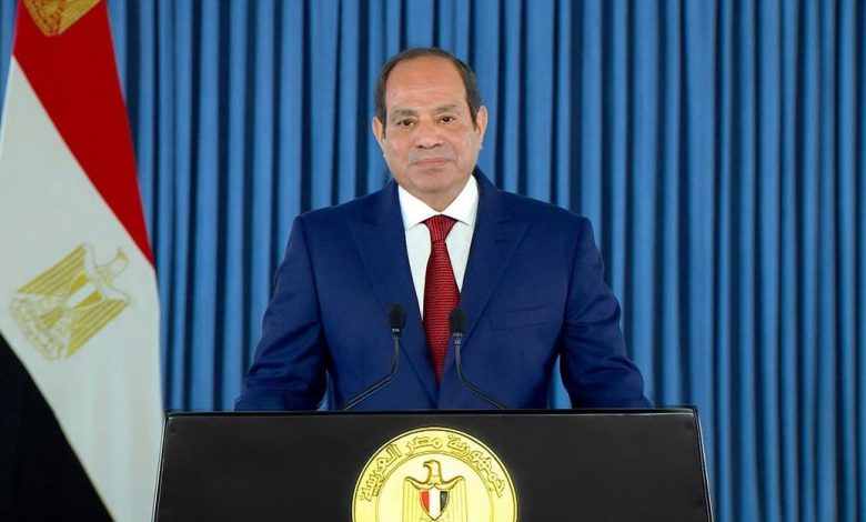 الرئيس السيسي يصدر قرارًا جمهوريًا بتعيينات وتعديلات واسعة في الهيئة القضائية والنيابة العامة. الأحد 13/سبتمبر/2026 الرئيس السيسي يصدر قرارًا جمهوريًا بتعيينات وتعديلات واسعة في الهيئة القضائية والنيابة العامة. أصدر الرئيس عبد الفتاح السيسي، قرارا جمهوريا بشأن تعيين عدد من رؤساء المحاكم والنيابة العامة، ونقل عدد من الرؤساء إلى المحاكم الابتدائية، وذلك بعد موافقات مجلس القضاء الأعلى وبناءً على ما عرضه وزير العدل. قرار رقم 370 لسنة 2026 حمل القرار الجمهوري الذي نشر فى الجريدة الرسمية، اليوم الأحد، رقم 370 لسنة 2026، ونص القرار على أن يُعين محمد إبراهيم محمد الجرجاوي، الرئيس من الفئة (أ) بمحكمة كفر الشيخ الابتدائية، رئيسًا من الفئة (أ) بالنيابة العامة لدى محكمة النقض، اعتبارًا من 15 /4 /2025. كما نص القرار على تعيين أحمد إسماعيل عبد السميع محمد إسماعيل، الرئيس من الفئة (أ) بمحكمة شمال الزقازيق الابتدائية، رئيسًا من الفئة (أ) بالنيابة العامة لدى محكمة النقض، اعتبارًا من 12/1/2025. وتضمن القرار أيضًا تعيين عبد الله محمد محمد أحمد عبد القادر، الرئيس من الفئة (أ) بمحكمة شمال الزقازيق الابتدائية، رئيسًا من الفئة (أ) بالنيابة العامة لدى محكمة النقض، اعتبارًا من 1 /10 /2024. وجاءت المادة الرابعة من القرار متضمنة تعيين عدد من الرؤساء بالنيابة العامة والنيابة العامة لدى محكمة النقض من الفئة (أ)، رؤساء بالمحاكم الابتدائية من الفئة ذاتها. وشملت التعيينات محمد أحمد حامد عثمان، رئيسًا من الفئة (أ)، وكان يعمل بالنيابة العامة، ونُقل إلى محكمة جنوب المنصورة، بأقدمية 242. كما شملت التعيينات محمود فوزي حسن طه، رئيسًا من الفئة (أ)، من النيابة العامة إلى محكمة المنيا، بأقدمية 403. وتضمن القرار تعيين إيهاب محمد عطوة مغاوري، رئيسًا من الفئة (أ)، من النيابة العامة إلى محكمة جنوب بنها، بأقدمية 653. كما تم تعيين إسلام أحمد تاج الدين صقر، رئيسًا من الفئة (أ)، من نيابة النقض إلى محكمة أسوان، بأقدمية 773. وشملت الحركة محمود يونس الصباحي يونس، رئيسًا من الفئة (أ)، من النيابة العامة إلى محكمة الفيوم، بأقدمية 793. وتضمنت التعيينات محمد عبد الله أحمد فهمي، رئيسًا من الفئة (أ)، من النيابة العامة إلى محكمة قنا، بأقدمية 824. كما تم تعيين هاني محمد شريف مصطفى شتا، رئيسًا من الفئة (أ)، من النيابة العامة إلى محكمة شمال الجيزة، بأقدمية 902. وشملت الحركة رامي منير محمد مصطفى الظن، رئيسًا من الفئة (أ)، من النيابة العامة إلى محكمة جنوب دمنهور، بأقدمية 971. كما تم تعيين أماني محمد موسى محمد، رئيسًا من الفئة (أ)، من النيابة العامة إلى محكمة القاهرة الجديدة، بأقدمية 1079. وتضمن القرار تعيين محمود عبد المنعم بدران محمد، رئيسًا من الفئة (أ)، من نيابة النقض إلى محكمة شمال المنصورة، بأقدمية 1093. وشملت التعيينات أحمد حسين أحمد محمد كامل الموجي، رئيسًا من الفئة (أ)، من النيابة العامة إلى محكمة الإسماعيلية، بأقدمية 1187. كما تم تعيين محمد زكريا محمد الجبالي نعمة الله، رئيسًا من الفئة (أ)، من النيابة العامة إلى محكمة جنوب دمنهور، بأقدمية 1194. وتضمنت الحركة تعيين مينا توما يعقوب عبد السيد، رئيسًا من الفئة (أ)، من النيابة العامة إلى محكمة بني سويف، بأقدمية 1413. كما شملت وائل محمد سعيد عبد الجواد، رئيسًا من الفئة (أ)، من النيابة العامة إلى محكمة المنيا، بأقدمية 1578. وتضمن القرار تعيين محمود صالح محمدي أحمد السنوسي، رئيسًا من الفئة (أ)، من النيابة العامة إلى محكمة المنيا، بأقدمية 1635. كما تم تعيين أحمد محمد أحمد محمد راشد، رئيسًا من الفئة (أ)، من النيابة العامة إلى محكمة جنوب المنصورة، بأقدمية 1653. وشملت الحركة أحمد محمود حنفي محمود، رئيسًا من الفئة (أ)، من النيابة العامة إلى محكمة شمال سيناء، بأقدمية 1729. كما تم تعيين مصطفى عوض أحمد عثمان، رئيسًا من الفئة (أ)، من النيابة العامة إلى محكمة سوهاج، بأقدمية 1771. وتضمن القرار تعيين محمد حاتم عبد الفتاح عبد الحميد السيسي، رئيسًا من الفئة (أ)، من النيابة العامة إلى محكمة الفيوم، بأقدمية 1789. كما شملت التعيينات يحيى محمد عبد اللطيف السقعان، رئيسًا من الفئة (أ)، من النيابة العامة إلى محكمة دمياط، بأقدمية 1804. وتضمنت الحركة تعيين إيهاب مصطفى مصطفى كامل العوضي، رئيسًا من الفئة (أ)، من النيابة العامة إلى محكمة جنوب الجيزة، بأقدمية 1846. كما تم تعيين إسلام عبد العظيم عبد الغفار المنشاوي، رئيسًا من الفئة (أ)، من النيابة العامة إلى محكمة الفيوم، بأقدمية 1906. وشمل القرار تعيين الدكتور إبراهيم إسماعيل محمد علي، رئيسًا من الفئة (أ)، من النيابة العامة إلى محكمة جنوب المنصورة، بأقدمية 1946. كما تم تعيين أحمد عبد الفتاح بيومي حجازي، رئيسًا من الفئة (أ)، من النيابة العامة إلى محكمة غرب طنطا، بأقدمية 2042. وتضمنت الحركة تعيين صالح محمد صالح صالح، رئيسًا من الفئة (أ)، من نيابة النقض إلى محكمة حلوان، بأقدمية 2073. كما شملت محمد شعبان عبد الدايم سند، رئيسًا من الفئة (أ)، من النيابة العامة إلى محكمة دمياط، بأقدمية 2100. وتضمن القرار تعيين محمد مصطفى محمد مصطفى موسى، رئيسًا من الفئة (أ)، من النيابة العامة إلى محكمة جنوب المنصورة، بأقدمية 2157. كما تم تعيين مصطفى يسري بدر الدين محمد السيد، رئيسًا من الفئة (أ)، من النيابة العامة إلى محكمة جنوب القاهرة، بأقدمية 2172. وشملت الحركة طارق زيدان محمد إسماعيل غباشي، رئيسًا من الفئة (أ)، من النيابة العامة إلى محكمة جنوب دمنهور، بأقدمية 2227. كما تم تعيين أحمد ثروت كمال المنوفي، رئيسًا من الفئة (أ)، من النيابة العامة إلى محكمة جنوب المنصورة، بأقدمية 2252. وتضمن القرار تعيين محمد أحمد محمد فتحي محمد مخلوف، رئيسًا من الفئة (أ)، من النيابة العامة إلى محكمة بورسعيد، بأقدمية 2322. كما شملت التعيينات أحمد فهيم محمد المنوفي، رئيسًا من الفئة (أ)، من نيابة النقض إلى محكمة شرق طنطا، بأقدمية 2349. وتضمنت الحركة تعيين عصام محمد عبد الغني شعراوي، رئيسًا من الفئة (أ)، من النيابة العامة إلى محكمة شمال الزقازيق، بأقدمية 2368. كما تم تعيين محمد عبد العزيز محمدي عجوة، رئيسًا من الفئة (أ)، من النيابة العامة إلى محكمة بورسعيد، بأقدمية 2396. وشمل القرار تعيين الدكتور يحيى عمر الخطاب مروان عبد الله عرفة، رئيسًا من الفئة (أ)، من النيابة العامة إلى محكمة القاهرة الجديدة، بأقدمية 2504. كما تم تعيين محمد عبد الخالق مصطفى إبراهيم عنان، رئيسًا من الفئة (أ)، من النيابة العامة إلى محكمة شمال المنصورة، بأقدمية 2673. وتضمنت الحركة تعيين أحمد صلاح موسى محمد، رئيسًا من الفئة (أ)، من النيابة العامة إلى محكمة الأقصر، بأقدمية 2704. كما شملت جمال صابر أمين سيد دسوقي، رئيسًا من الفئة (أ)، من النيابة العامة إلى محكمة شرق طنطا، بأقدمية 2725. وتضمن القرار تعيين حسن أسامة محمد أبو الخير محمد، رئيسًا من الفئة (أ)، من النيابة العامة إلى محكمة جنوب الجيزة، بأقدمية 2803. كما تم تعيين مصطفى أبو الخير محمد أحمد سيد، رئيسًا من الفئة (أ)، من النيابة العامة إلى محكمة المنيا، بأقدمية 2823. وشملت الحركة أحمد حمدي محمد حسني محمد، رئيسًا من الفئة (أ)، من النيابة العامة إلى محكمة شمال الجيزة، بأقدمية 2849. كما تم تعيين شهاب بهاء الدين محمد بكري، رئيسًا من الفئة (أ)، من النيابة العامة إلى محكمة المنيا، بأقدمية 2850. وتضمن القرار تعيين محمد عبد العزيز محمد شبل سالمان، رئيسًا من الفئة (أ)، من نيابة النقض إلى محكمة جنوب الجيزة، بأقدمية 2874. كما شملت التعيينات كريم كمال الدين محمد عبد الرحمن، رئيسًا من الفئة (أ)، من النيابة العامة إلى محكمة جنوب الجيزة، بأقدمية 2901. وتضمنت الحركة تعيين طارق أحمد عبد الرحيم أحمد محمد، رئيسًا من الفئة (أ)، من النيابة العامة إلى محكمة شبين الكوم، بأقدمية 2936. كما تم تعيين صلاح محمد وحيد عبد المنعم سعد، رئيسًا من الفئة (أ)، من النيابة العامة إلى محكمة شرق طنطا، بأقدمية 2939. وشمل القرار تعيين ماجد عز عبد الفتاح حجازي، رئيسًا من الفئة (أ)، من النيابة العامة إلى محكمة جنوب المنصورة، بأقدمية 2980. كما تم تعيين عمر أحمد حسين أحمد، رئيسًا من الفئة (أ)، من النيابة العامة إلى محكمة الإسماعيلية، بأقدمية 2996. وتضمنت الحركة تعيين أحمد عادل أحمد حمدي محمود، رئيسًا من الفئة (أ)، من النيابة العامة إلى محكمة بورسعيد، بأقدمية 3251. كما شملت محمد سراج الدين ربيع سيف النصر، رئيسًا من الفئة (أ)، من النيابة العامة إلى محكمة المنيا، بأقدمية 3360. واختتمت التعيينات الواردة بالمادة الرابعة بتعيين رفعت أحمد محمد منصور، رئيسًا من الفئة (أ)، من النيابة العامة إلى محكمة بورسعيد، بأقدمية 3477. الرئيس السيسي يصدر قرارًا جمهوريًا بتعيينات وتعديلات واسعة في الهيئة القضائية والنيابة العامة.