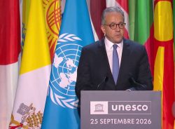 خالد العناني: زيارة بابا الفاتيكان إلى اليونسكو تكريم رفيع لـ80 عامًا من خدمة السلام. خالد العناني: زيارة بابا الفاتيكان إلى اليونسكو تكريم رفيع لـ80 عامًا من خدمة السلام. أكد الدكتور خالد العناني، المدير العام لمنظمة الأمم المتحدة للتربية والعلوم والثقافة (اليونسكو)، أن زيارة بابا الفاتيكان ليون الرابع عشر إلى مقر المنظمة في باريس تمثل تكريمًا رفيعًا لـ80 عامًا من خدمة اليونسكو للسلام. وجاءت هذه التصريحات خلال كلمة ألقاها العناني اليوم، الجمعة 25 سبتمبر 2026، احتفاءً بهذه الزيارة الرسمية والتاريخية.تفاصيل وأبعاد الزيارة:حدث تاريخي غير مسبوق: تعد هذه الزيارة البابوية الأولى لمقر اليونسكو منذ 46 عاماً، حيث كانت آخر زيارة للبابا يوحنا بولس الثاني عام 1980. تأكيد الروابط العريقة: تعكس الزيارة عمق العلاقات بين المنظمة والكرسي الرسولي (الفاتيكان) الذي يشغل صفة مراقب دائم لدى اليونسكو منذ عام 1952. رمزية السلام: قام البابا ليون الرابع عشر والمدير العام لليونسكو معاً بسقيا شجرة الزيتون في مقر المنظمة، كرمز عالمي للتسامح، والحوار، والترابط بين الثقافات والشعوب.نقاشات العصر الرقمي: ركزت الزيارة على التحديات المعاصرة، وفي مقدمتها أخلاقيات الذكاء الاصطناعي، ونزاهة المعلومات، والتعليم، وبحث سبل ضمان بقاء التطور التكنولوجي في خدمة الكرامة الإنسانية. وقال العناني، في كلمة ألقاها أمام البابا ليون الرابع عشر وأسرة اليونسكو، إن هذه الزيارة تؤكد كذلك الروابط العريقة التي تجمع بين المنظمة والفاتيكان، المراقب الدائم لدى اليونسكو منذ عام 1952. ووصف العناني الزيارة بأنها «لحظة تاريخية»، كونها أول زيارة بابوية إلى اليونسكو منذ عام 1980، معربًا، بالنيابة عن الدول الأعضاء الـ194، ونحو 4800 من العاملين في المنظمة حول العالم، وشبكاتها العالمية وشركائها، عن خالص الامتنان والتقدير لقداسة البابا لقبوله الدعوة. خالد العناني: زيارة بابا الفاتيكان إلى اليونسكو تكريم رفيع لـ80 عامًا من خدمة السلام.