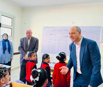 د. عربي أبوزيد يتفقد مدارس غرب الإسكندرية ويشارك الأطفال بفرحتهم بالعام الدراسي الجديد