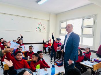 د. عربي أبوزيد يتفقد مدارس غرب الإسكندرية ويشارك الأطفال بفرحتهم بالعام الدراسي الجديد