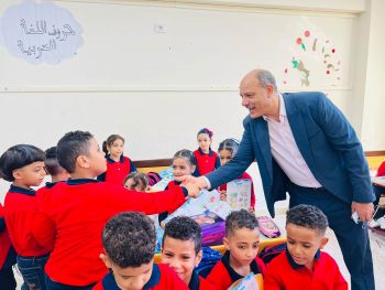 د. عربي أبوزيد يتفقد مدارس غرب الإسكندرية ويشارك الأطفال بفرحتهم بالعام الدراسي الجديد