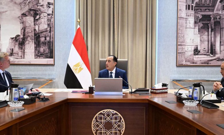 رئيس الوزراء يتابع مع وزير البترول ملفات زيادة الإنتاج وتعزيز الاستثمارات