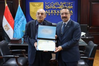 رئيس جامعة الإسكندرية يكرّم هاني عبد المنعم غيوبة كأول كفيف مصري يحصل على الماجستير