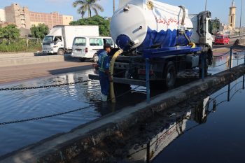 رئيس شركة الصرف الصحي بالإسكندرية يتابع ميدانيًا موقف المياه خلف شركة العلا
