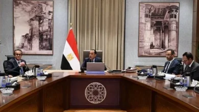 رئيس مجلس الوزراء يجتمع بوزراء الصحة والاتصالات والعدل لمتابعة تحضيرات مؤتمر شهر أكتوبر.