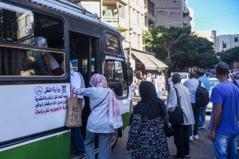 محافظ الإسكندرية يتفقد جراج تشغيل أتوبيسات هيئة النقل العام لمتابعة انتظام مركبات النقل البديلة