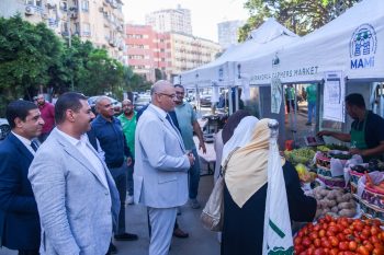 محافظ الإسكندرية يتفقد سوق اليوم الواحد للمزارعين بمنطقة زيزينيا بنطاق حى شرق