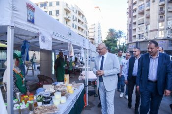 محافظ الإسكندرية يتفقد سوق اليوم الواحد للمزارعين بمنطقة زيزينيا بنطاق حى شرق