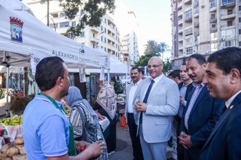 محافظ الإسكندرية يتفقد سوق اليوم الواحد للمزارعين بمنطقة زيزينيا بنطاق حى شرق