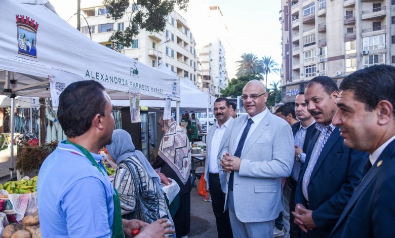 محافظ الإسكندرية يتفقد سوق اليوم الواحد للمزارعين بمنطقة زيزينيا بنطاق حى شرق