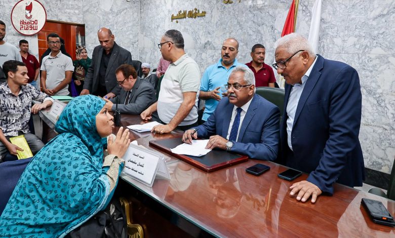 نائب محافظ سوهاج يلتقي المواطنين لبحث طلباتهم وحل شكاواهم