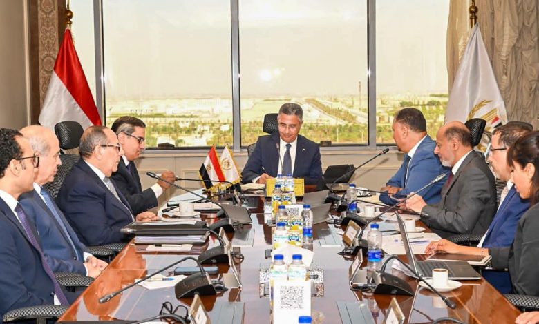 وزير التموين يبحث تمويل صوامع جديدة وصهاريج لتخزين زيوت الطعام