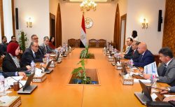 وزير الخارجية يبحث مع وزير النقل مشروعات التنمية في قطاع النقل بمقر وزارة الخارجية. 