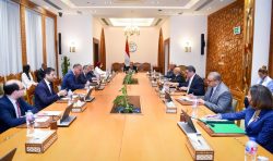 وزير الخارجية يعقد إجتماعاً مع الآمانة التنفيذية لإزالة الألغام وتنمية الساحل الشمالي الغربي.