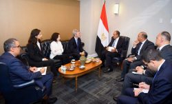 وزير الخارجية يلتقي رئيس شبكة حلول التنمية المستدامة التابعة للأمم المتحدة