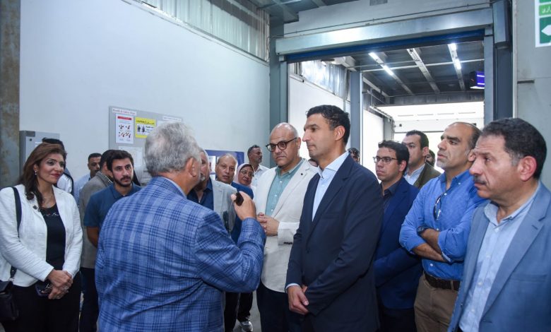 وزير الصناعة ومحافظ الإسكندرية يتفقدان مجمعاً صناعياً للأسمدة والصناعات الكيماوية ومصنعاً للمستلزمات الطبية