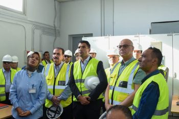 وزير الصناعة ومحافظ الإسكندرية يتفقدان مجمعاً صناعياً للأسمدة والصناعات الكيماوية ومصنعاً للمستلزمات الطبية