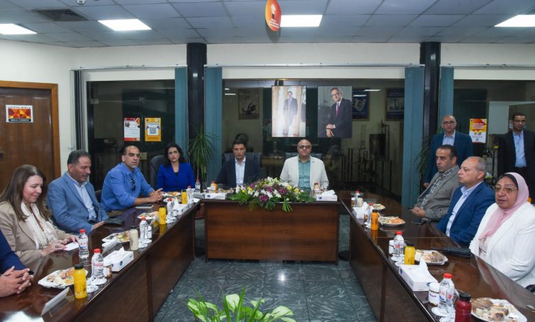 وزير الصناعة ومحافظ الإسكندرية يتفقدان مصنعين لإنتاج الكربون الأسود والإطارات التجارية بالعامرية
