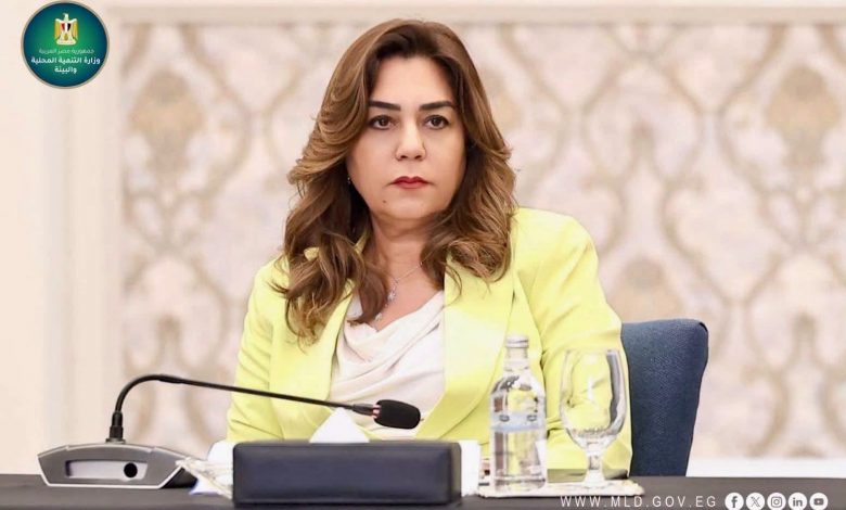 وزيرة التنمية المحلية والبيئة تتلقى تقريراً حول جهود مواجهة نوبات تلوث الهواء الحادة خلال النصف الأول من سبتمبر الجارى. وزيرة التنمية تتلقى تقريراً حول جهود مواجهة نوبات تلوث الهواء الحادة. د.منال عوض: منظومة متكاملة تشمل تكثيف الرصد والرقابة الميدانية والتعامل الفوري مع مصادر التلوث.. وتعزيز الاستفادة الاقتصادية من المخلفات الزراعية 131 نقطة حرق تم رصدها بالأقمار الصناعية.. ومتابعة 173 مدخنة داخل 32 منشأة صناعية.. والتعامل مع 26 حالة تجاوز جمع 242 ألف طن من قش الأرز وحصاد أكثر من 31 ألف فدان من الذرة بالقليوبية وتجنب انبعاث 3908 طن من الملوثات نتيجة جهود السيطرة على مصادر التلوث فحص 1343 مركبة وإعادة فحص 247 مركبة و 165 لجنة ميدانية لمتابعة بؤر الحرق والتعامل السريع مع البلاغات تلقت الدكتورة منال عوض وزيرة التنمية المحلية والبيئة، تقريرًا حول نتائج جهود مواجهة نوبات تلوث الهواء الحادة، خلال النصف الأول من سبتمبر الجارى، في إطار منظومة متكاملة تعتمد على الرصد المستمر والإنذار المبكر والتحرك الميداني الفوري للسيطرة على مصادر التلوث، خاصة الحرق المكشوف للمخلفات الزراعية والانبعاثات الصناعية وعوادم المركبات. وأكدت د. منال عوض استمرار تكثيف إجراءات الرصد والمتابعة خلال موسم مواجهة نوبات تلوث الهواء الحادة، وربط نتائج منظومة الإنذار المبكر بخطط التحرك الميداني، بما يسهم في سرعة التعامل مع مصادر التلوث والحد من تأثيراتها على جودة الهواء. وأوضح التقرير أنه بناءً على تحليل نتائج منظومة الإنذار المبكر وصور الأقمار الصناعية، تم رصد 131 نقطة حرق في نطاق محافظات القاهرة الكبرى والدلتا وأسيوط خلال الفترة المشار إليها، ويأتي ذلك في إطار الاعتماد على أدوات الرصد الحديثة لتحديد بؤر الحرق وتوجيه فرق العمل واللجان الميدانية إلى المناطق المستهدفة، بما يدعم سرعة الاستجابة والسيطرة على مصادر التلوث. وفيما يتعلق بالرقابة على المنشآت الصناعية، أظهر التقرير استمرار الرصد اللحظي لانبعاثات 173 مدخنة تعمل ضمن 32 منشأة صناعية في نطاق محافظات القاهرة الكبرى والدلتا وأسيوط ، وأسفرت أعمال الرصد عن تسجيل 26 حالة تجاوز للحدود القانونية المسموح بها لانبعاثات المداخن وتم اتخاذ الاجراءات اللازمة، بالإضافة إلى تكثيف أعمال التفتيش والمرور الميداني على المحاور والمدن الصناعية وفقاً لتوصيات منظومة الإنذار المبكر وحالة الطقس والتكليفات الفورية واحتياجات العمل ، كما شملت أعمال التفتيش 20 منشأة، تبين مخالفة 19 منشأة منها وتم اتخاذ الاجراءات القانونية اللازمة حيالها، بينما جاءت منشأة واحدة مطابقة. وفيما يتعلق بمحور التعامل مع المخلفات الزراعية، تم خلال الفترة المشار إليها جمع 242049 طن من قش الأرز في نطاق محافظات القاهرة الكبرى والدلتا، كما تم حصاد 31380 فدان من الذرة الشامية والرفيعة بنطاق محافظة القليوبية، بما يدعم جهود منع الحرق المكشوف وتحويل المخلفات الزراعية إلى مورد يمكن الاستفادة منه اقتصاديًا ، وتستهدف منظومة جمع وكبس المخلفات الزراعية تقليل فرص التخلص منها بالحرق، مع تعظيم الاستفادة منها في أنشطة التدوير والاستخدامات الاقتصادية المختلفة. وأفاد التقرير بأن الإجراءات التي تم تنفيذها في قطاعي الصناعة والمخلفات الزراعية خلال الفترة المشار إليها أسفرت عن تجنب ما يقرب من 3908 طن من الملوثات، بواقع 480 طن من الجسيمات الصلبة، و2188 طن من غازات أكاسيد النيتروجين، و1240 طن من غاز ثاني أكسيد الكبريت ، ويعكس ذلك أهمية التكامل بين إجراءات السيطرة على المخلفات الزراعية والانبعاثات الصناعية، باعتبارهما من المحاور الرئيسية في مواجهة نوبات تلوث الهواء الحادة. وفي إطار جهود الحد من الانبعاثات الناتجة عن المركبات، تم فحص 1343 مركبة في نقاط متفرقة، وإعادة فحص 247 مركبة، كما تم اتخاذ إجراءات التصالح مع 235 مركبة وتحصيل الغرامات المقررة ، كما شملت جهود الفحص 227 أتوبيس تابع لهيئة النقل العام، وذلك في إطار المتابعة المستمرة لعوادم المركبات ودورها في تحسين نوعية الهواء. وفي إطار التنسيق بين غرفة الأزمات والكوارث البيئية المركزية وغرف الأزمات بالمحافظات، يتم إرسال بيانات الحرق المكشوف إلى المحافظات المعنية لتوجيه الفرق الميدانية والتعامل مع مصادر الحرق ، بالإضافة إلى متابعة الفرق الميدانية بالفروع الإقليمية وقد تم متابعة 165 لجنة ميدانية حتى تاريخه، كما تم رصد بلاغ واحد بشأن مخلفات زراعية بمحافظة الشرقية والتعامل معه من خلال الجهات المعنية. وفيما يتعلق بمحور التوعية والمشاركة المجتمعية، نفذت الفروع الإقليمية لجهاز شئون البيئة 187 حملة وندوة تعريفية ولقاءات مباشرة مع المواطنين، تناولت مخاطر الحرق المكشوف للمخلفات الزراعية، وأهمية الاستفادة من قش الأرز بدلًا من حرقه ، وتأتي هذه الجهود بالتوازي مع الإجراءات الرقابية والميدانية، انطلاقا من أهمية رفع وعي المواطنين والمزارعين باعتبارهم شركاء أساسيين في الحد من مصادر تلوث الهواء. كما أوضح التقرير أنه فيما يتعلق بمنظومة خدمة المواطنين والشكاوى البيئية، فأنه لم ترد أي بلاغات عبر منظومة الشكاوى الحكومية الموحدة خلال الفترة المشار إليها. وتواصل وزارة التنمية المحلية والبيئة جهودها لمواجهة نوبات تلوث الهواء الحادة وفق منظومة متكاملة تقوم على الرصد المبكر وسرعة الاستجابة والتدخل الميداني، مع استمرار التنسيق بين أجهزة الوزارة والمحافظات والجهات المعنية، بما يضمن التعامل الفوري مع مصادر التلوث والحد من تأثيراتها، ويدعم جهود الدولة في الارتقاء بجودة الهواء والحفاظ على صحة المواطنين والبيئة. وزيرة التنمية تتلقى تقريراً حول جهود مواجهة نوبات تلوث الهواء الحادة.