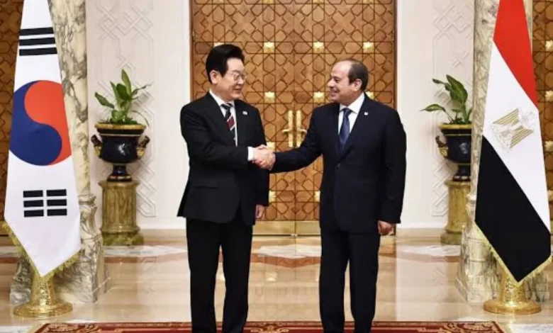 الرئيس السيسي يلتقي رئيس جمهورية كوريا بمقر الرئاسة الكورية في سول
