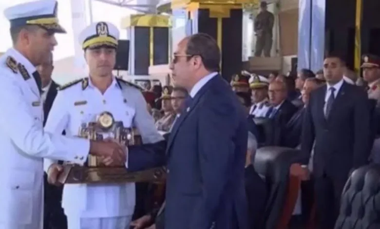 الرئيس السيسي يمنح أنواط الإمتياز من الطبقتين الأولى والثانية لأوائل خريجي أكاديمية الشرطة
