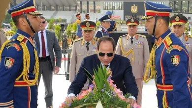 الرئيس السيسي يضع إكليل من الزهور على النصب التذكاري لشهداء القوات المسلحة