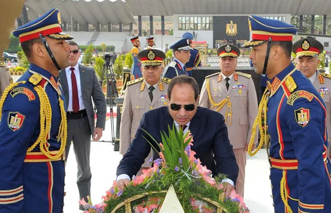الرئيس السيسي يضع إكليل من الزهور على النصب التذكاري لشهداء القوات المسلحة