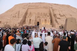 تعامد الشمس على وجه رمسيس الثاني.. آلاف الزوار يحتفلون بظاهرة أسطورية في أبو سمبل.