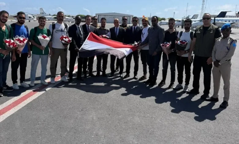 البحارة المصرين يصلون الي مقديشو تمهيدا لسفرهم الي القاهرة