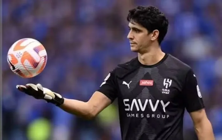 بونو أمام اختبار جديد في كلاسيكو الهلال والاتحاد.. رقم سلبي يطارده
